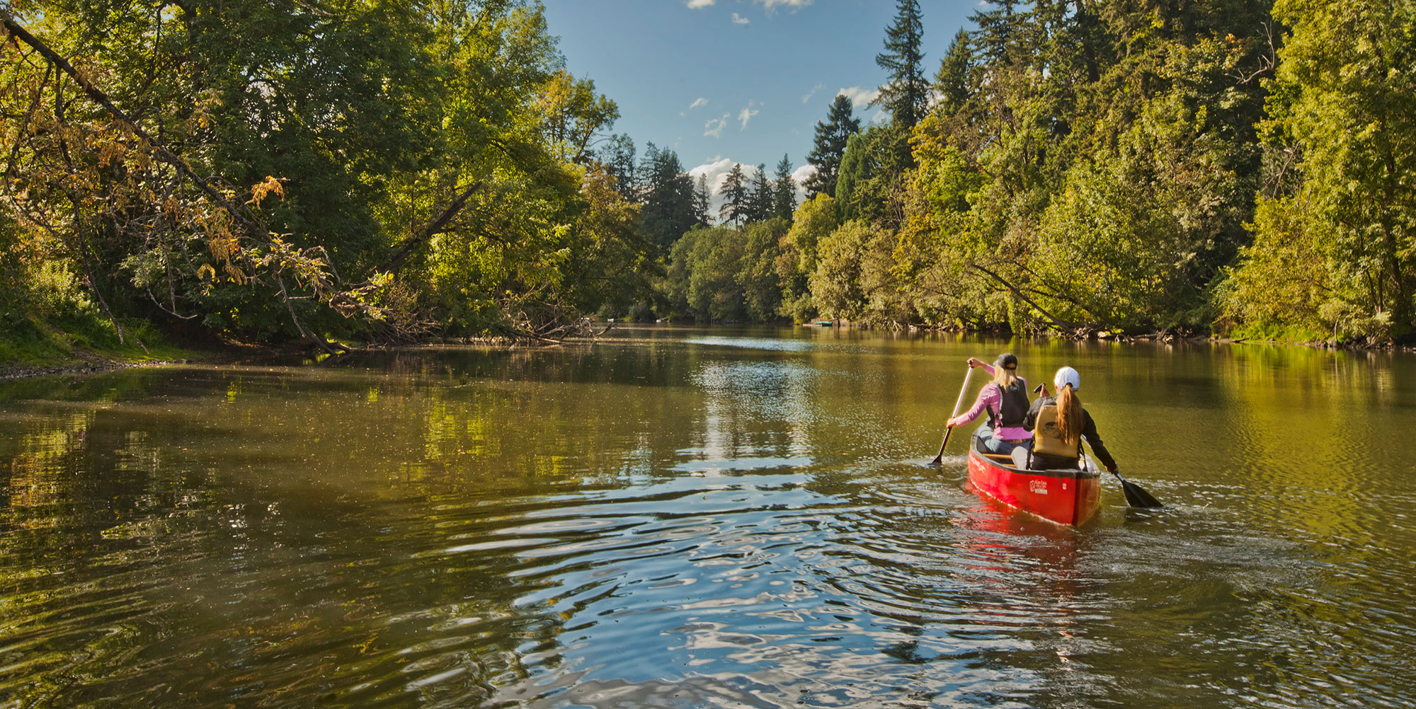 pair of women canoeing down the tualatin river